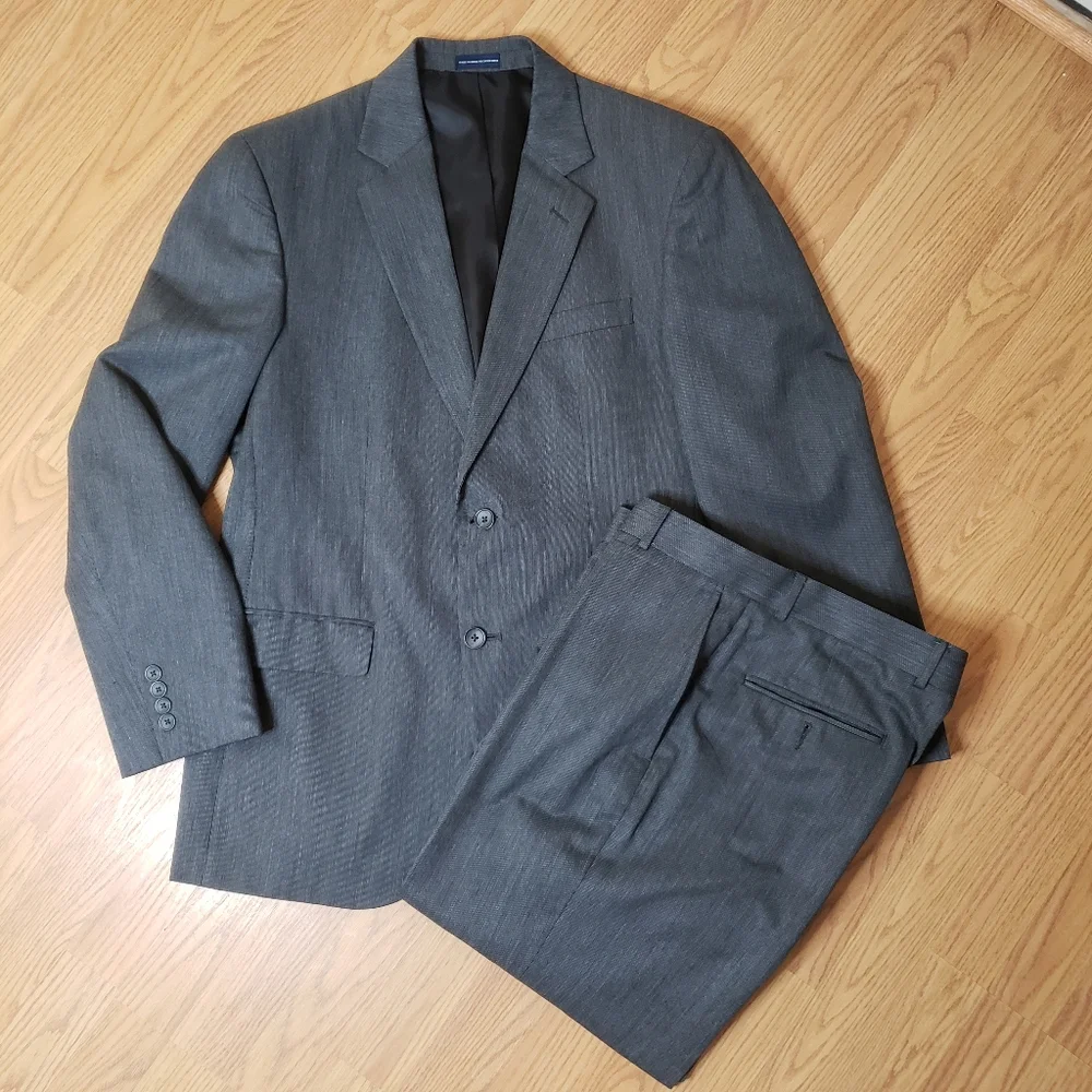 Stafford Men's Gray Suit